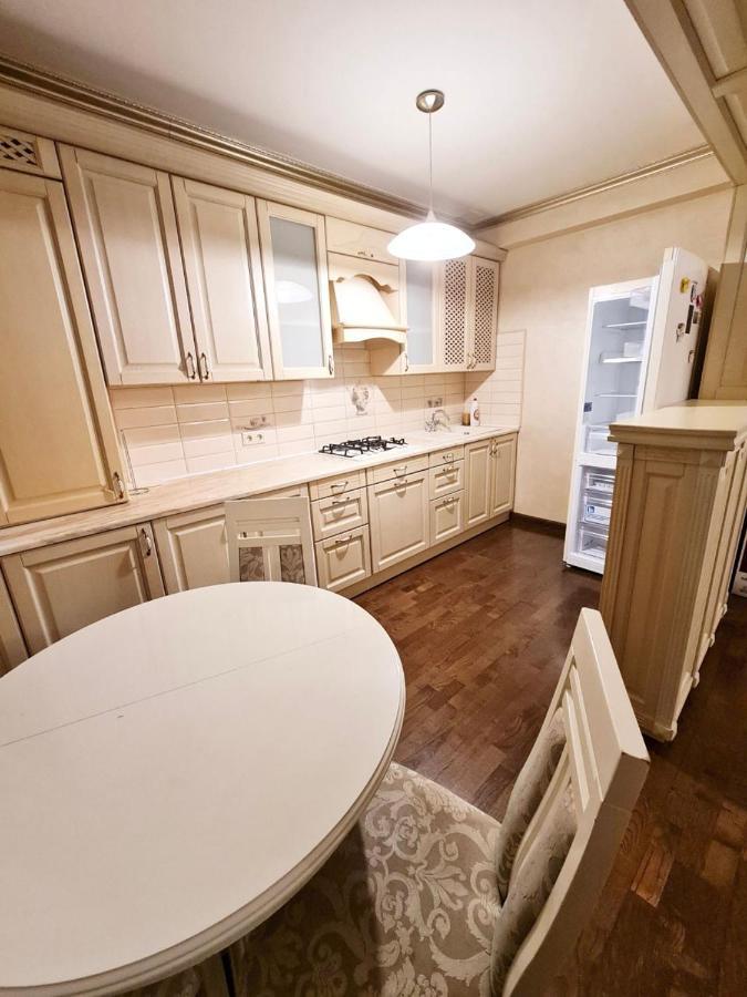 Cathedral Park And Pedestrian Zone Ultracentral Cozy Apartment In Chisinau Exterior photo