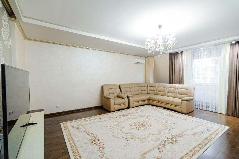 Cathedral Park And Pedestrian Zone Ultracentral Cozy Apartment In Chisinau Exterior photo